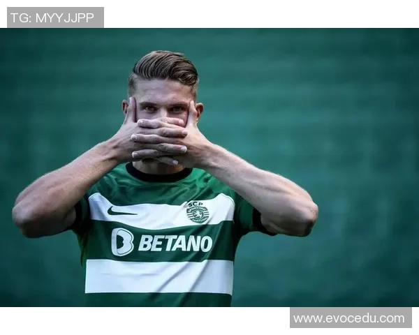 足球明星吸烟瞬间曝光引发热议背后的健康隐患与职业形象探讨