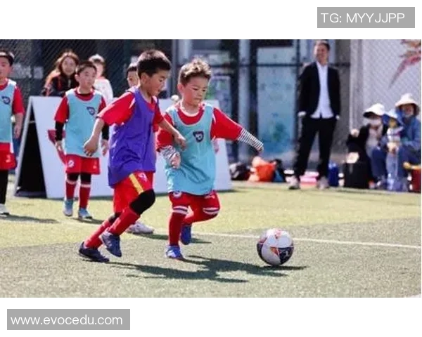 足球明星在训练场上独自挥洒汗水展现超凡技艺的精彩视频合集