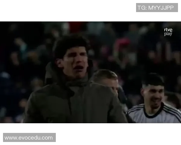 足球明星在逆境中泪流满面展现真实情感与坚韧不拔的奋斗精神