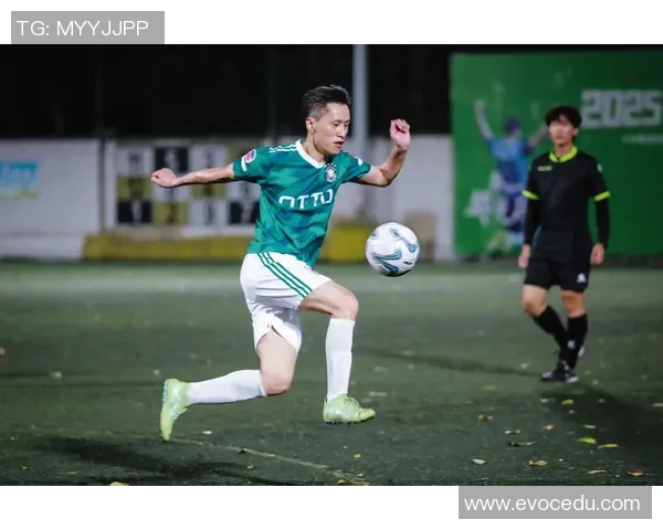 足球明星如何用心照顾粉丝情感与需求的真实故事与感人瞬间 足球明星如何用心照顾粉丝情感与需求的真实故事与感人瞬间