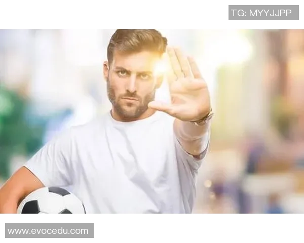 足球明星张开双手展现自信与激情的瞬间让我们感受运动的魅力与活力 足球明星张开双手展现自信与激情的瞬间让我们感受运动的魅力与活力