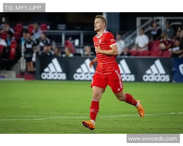 足球明星德里赫特精彩瞬间集锦与个人魅力展现的视觉盛宴 足球明星德里赫特精彩瞬间集锦与个人魅力展现的视觉盛宴