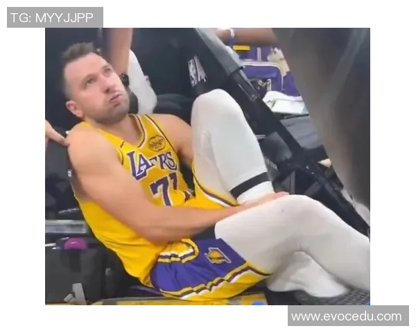 足球明星意外现身街头与路人球员同场竞技引发热议