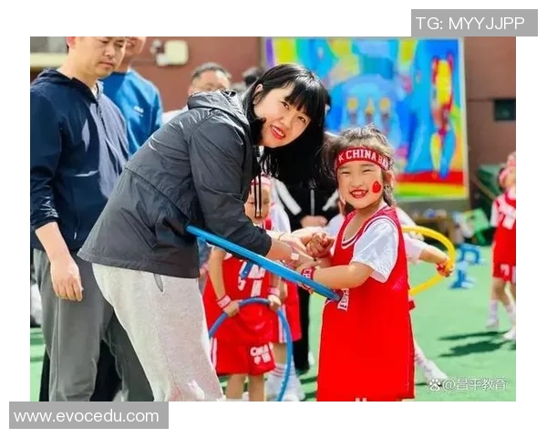 足球明星携萌娃共度亲子时光小小球员展现天赋与快乐