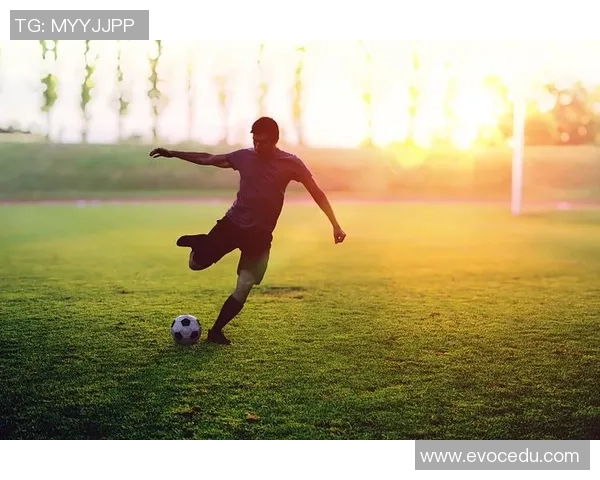 足球明星背影投掷足球瞬间展现力量与优雅的完美结合 足球明星背影投掷足球瞬间展现力量与优雅的完美结合